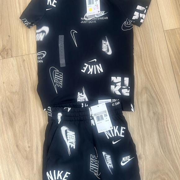 Nike Black and White Kids Set - Picture 1 of 3